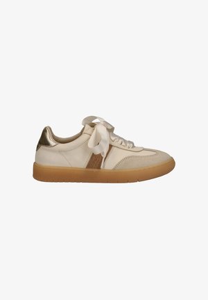 Beige sneaker met gumzool, satijnen veterstrik, gouden hielstuk en glinsterende zijstreep, gezien vanaf de buitenkant.