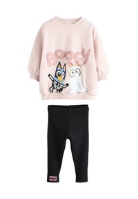 Sweat-shirt rose avec personnages de dessin animé imprimés, "BOOEY," et leggings noirs avec un patch logo en rose. Coupe douce et décontractée.