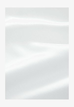 Tissu blanc drapé de manière fluide avec une texture douce, présentant un léger brillant et un minimum de plis. La surface semble uniforme et propre.