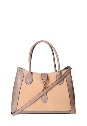 Sac à main en cuir beige avec un devant en daim, des doubles poignées, une bandoulière amovible, des accessoires en métal doré et des accents de couture foncée contrastants.