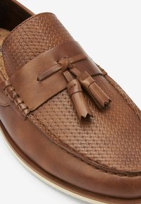 Next EMBOSSED TASSEL LOAFERS - Mokkasiinit - tan brown