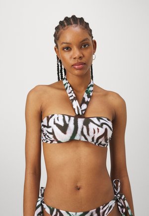 Zestaw bikini z topem bandeau bez ramiączek i wiązaniem na szyi, w żywym wzorze zebry z miękkimi teksturami oraz zielonymi i brązowymi akcentami.