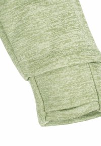 Materiale in cotone verde chiaro con una superficie texture. Il design del polsino presenta un orlo piegato per una vestibilità aderente. Finitura liscia e senza cuciture lungo il bordo.