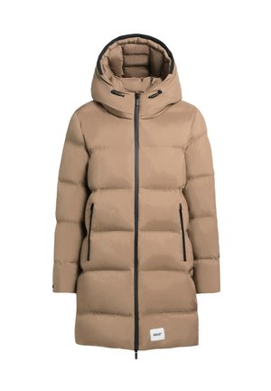 Parka acolchada beige con capucha grande, dos bolsillos laterales, cremalleras negras y un parche de logo en el dobladillo. Textura suave con diseño acolchado.