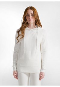 Sudadera blanca con capucha, fabricada en tejido suave, que cuenta con un bolsillo frontal y cordones, con un corte relajado y puños acanalados.