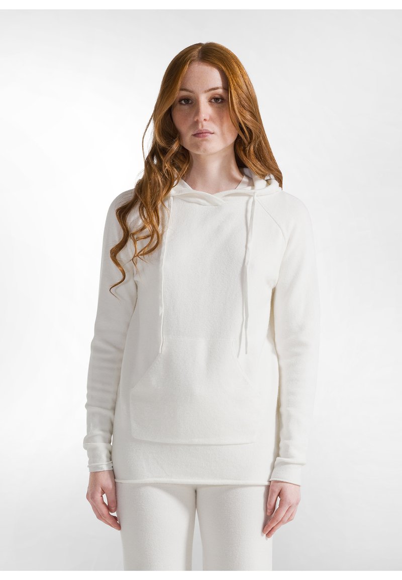 Sudadera blanca con capucha, fabricada en tejido suave, que cuenta con un bolsillo frontal y cordones, con un corte relajado y puños acanalados.