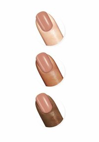 Tre naglar målade i olika nyanser av nude nagellack. Varje nagel har en glansig finish som visar olika hudtoner och släta texturer.