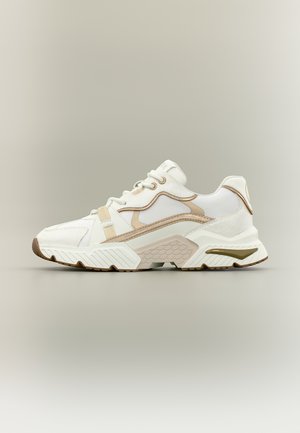 Witte en beige sportsneaker met veterluiting, gestructureerde zool en gelaagde designdetails op een neutrale achtergrond.