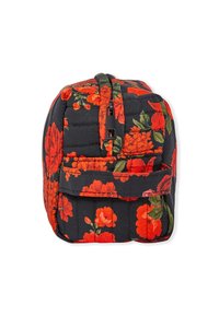 Zaino trapuntato in tessuto nero decorato con motivi floreali rossi, dotato di una cerniera superiore e una tasca frontale. Design robusto con una superficie testurizzata.