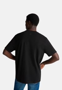 United Colors of Benetton WITH POCKET - Jednoduché tričko - black