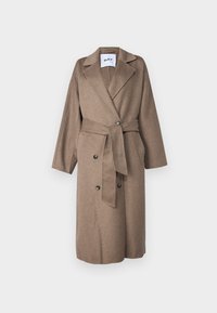 Manteau long en mélange de laine marron avec un col châle, fermeture à boutons double boutonnage, taille ceinturée et poches plaquées. Tissu doux et texturé.