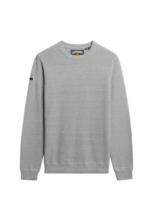 Pull en maille gris clair texturé avec manches longues, bords-côtes aux poignets et à l'ourlet, et un col rond avec une étiquette de marque visible à l'intérieur.