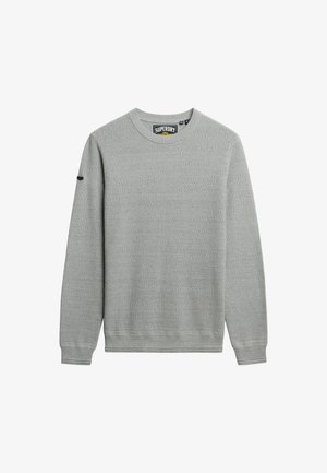 Pull en maille gris clair texturé avec manches longues, bords-côtes aux poignets et à l'ourlet, et un col rond avec une étiquette de marque visible à l'intérieur.