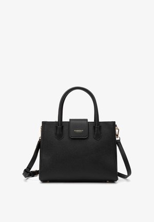 Borsa nera realizzata in pelle texturizzata. Presenta due manici superiori, una tracolla removibile e un logo dorato sulla patta anteriore. Forma rettangolare con dettagli.