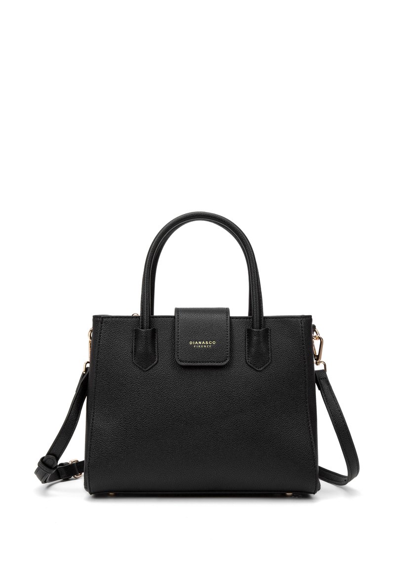 Borsa nera realizzata in pelle texturizzata. Presenta due manici superiori, una tracolla removibile e un logo dorato sulla patta anteriore. Forma rettangolare con dettagli.