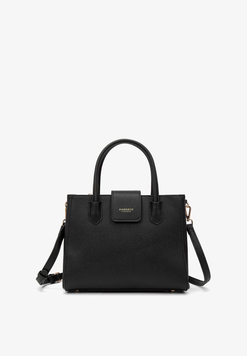 Zwarte handtas van gestructureerd leer. Beschikt over twee handvatten bovenaan, een afneembare schouderband en een gouden logo op de voorflap. Rechthoekige vorm met accenten.