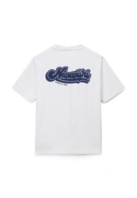 Bílé tričko s krátkým rukávem s tmavě modrým logem "Napapijri Since 1987" potisknutým přes horní část zad.