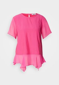 Rosa kortärmad topp i lättviktsmaterial, med rund ringning, nyckelhålsrygg och ett lager av volang i nederkanten.