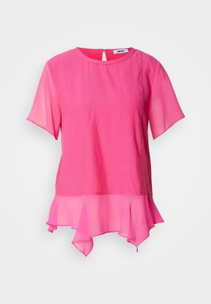 Top rosa de mangas curtas feito de tecido leve, apresentando um decote redondo, costas com detalhe em fenda e uma bainha em camadas com babados.