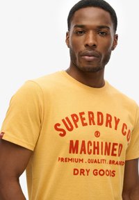 Superdry & Co WORKWEAR FLOCK GRAPHIC  - Camiseta estampada - amber yellow marl