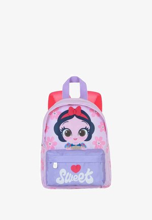 Paars en roze rugzak met een cartoonfiguur gezicht met zwart haar en een rode strik. Inclusief een diepe zak met de tekst "Sweet".