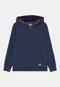 Felpa con zip di colore blu navy in misto cotone. Presenta un logo frontale, dettagli con cordoncino rosso e due tasche anteriori. Texture liscia, design casual.