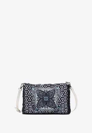 Borsa in tessuto texturizzato con un intricato motivo floreale blu e nero, tracolla bianca e design geometrico. Forma rettangolare compatta.