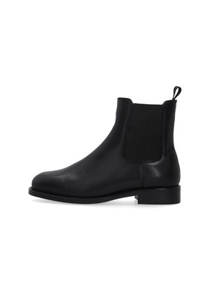 Schwarzer Chelsea-Lederstiefel mit elastischem Seitenteil und kleinem Absatz, Seitenansicht auf weißem Hintergrund.