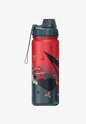 Rote und schwarze Kunststoff-Wasserflasche mit Grafiken von Ninjas und Drachen, strukturiertem Griffdeckel und einer befestigten Trageschlaufe.