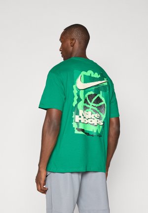 T-shirt verde in cotone con un grande logo sulla schiena che presenta il logo Nike, "Nike Hoops" e un design di un pallone da basket in colori contrastanti.