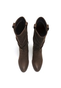 Bottes marron en cuir, hauteur genou, avec un design froissé, des bouts ronds et deux languettes en haut pour un enfilage facile. Texture lisse, éclat subtil.