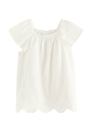 Hvid bluse med flæsekrave, korte flutter-ærmer og hulbroderi med blomster langs den bølgede kant.