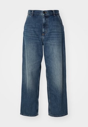 Vaqueros de denim azul de pierna ancha con cintura alta, que presentan un cierre de botón, presillas para cinturón y un desgastado en los muslos. Aberturas de pierna recta.