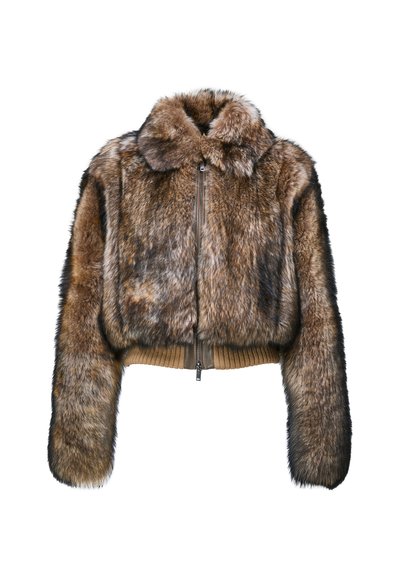 Veste en fourrure marron et grise avec col, manches longues, fermeture éclair devant et taille côtelée sur fond blanc.
