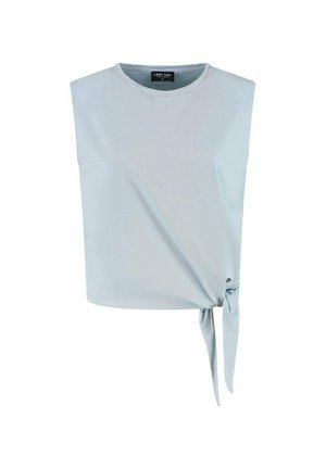 Lichtblauwe mouwloze crop top met ronde hals en zijstrikdetail op witte achtergrond.