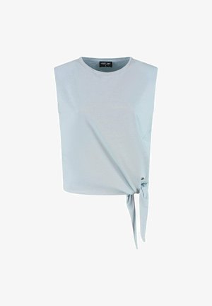 Lichtblauwe mouwloze crop top met ronde hals en zijstrikdetail op witte achtergrond.