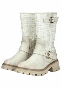 Knee-high béžové boty s texturovaným bílým svrškem, zdobené páskem a sponou, a robustní podrážkou pro lepší trakci.