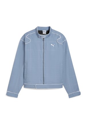 Chaqueta azul clara con cierre frontal, cuello redondeado y costuras blancas. Presenta un patrón de cuadrícula y dos bolsillos laterales. Puños elásticos.