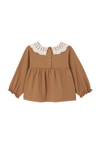 Langärmliges braunes Oberteil aus strukturiertem Stoff, mit einem weißen Spitzenkragen und drei Knöpfen vorne. Puffärmel mit elastischen Bündchen.