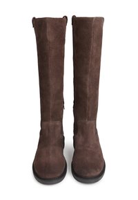 Bottes hautes en suède marron avec une texture lisse, bout arrondi et zips latéraux. La tige est ajustée et a une semelle en caoutchouc plate.