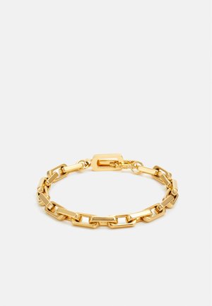 Gyldent kædearmbånd med rektangulære led og en rektangulær lås, vist på en hvid baggrund.