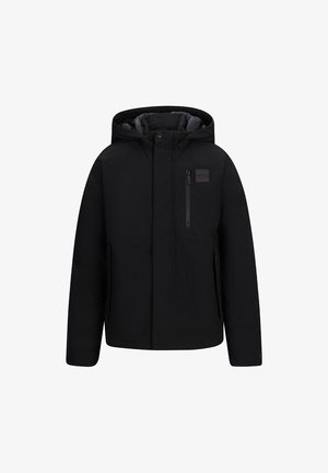 Zwarte pufferjack met capuchon, voorzien van een ritszak aan de bovenste linkerkant, twee zijzakken en een verstevigde kraag. Glad textuur.