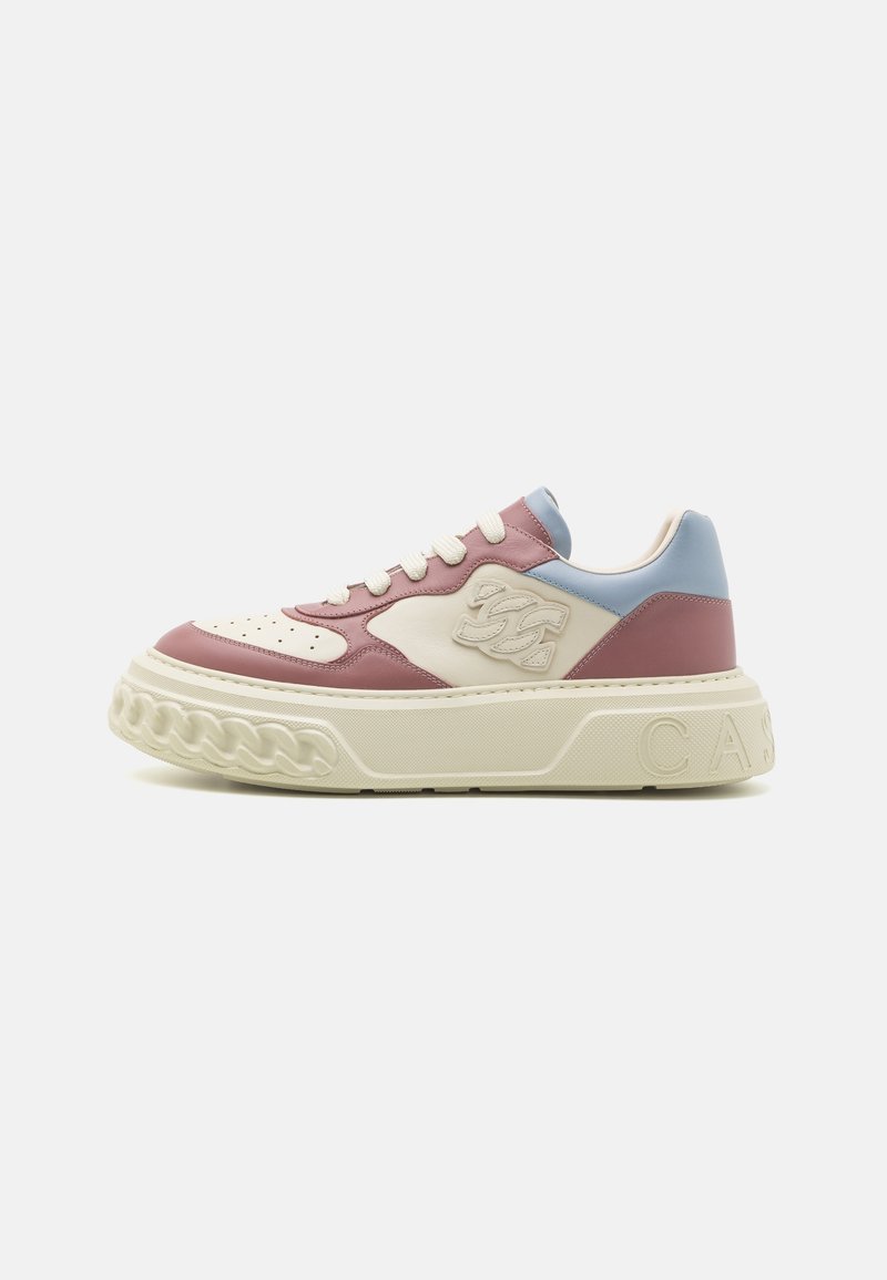 Zapatillas con una suela gruesa color crema, acentos de cuero rosa y azul, caja de dedos perforada y detalle del logo en el lateral.