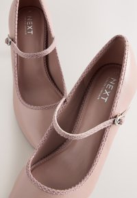 Next REGULAR FIT - FOREVER COMFORT ROUND TOE MARY JANE BLOCK COURT - Tacones - blush nude