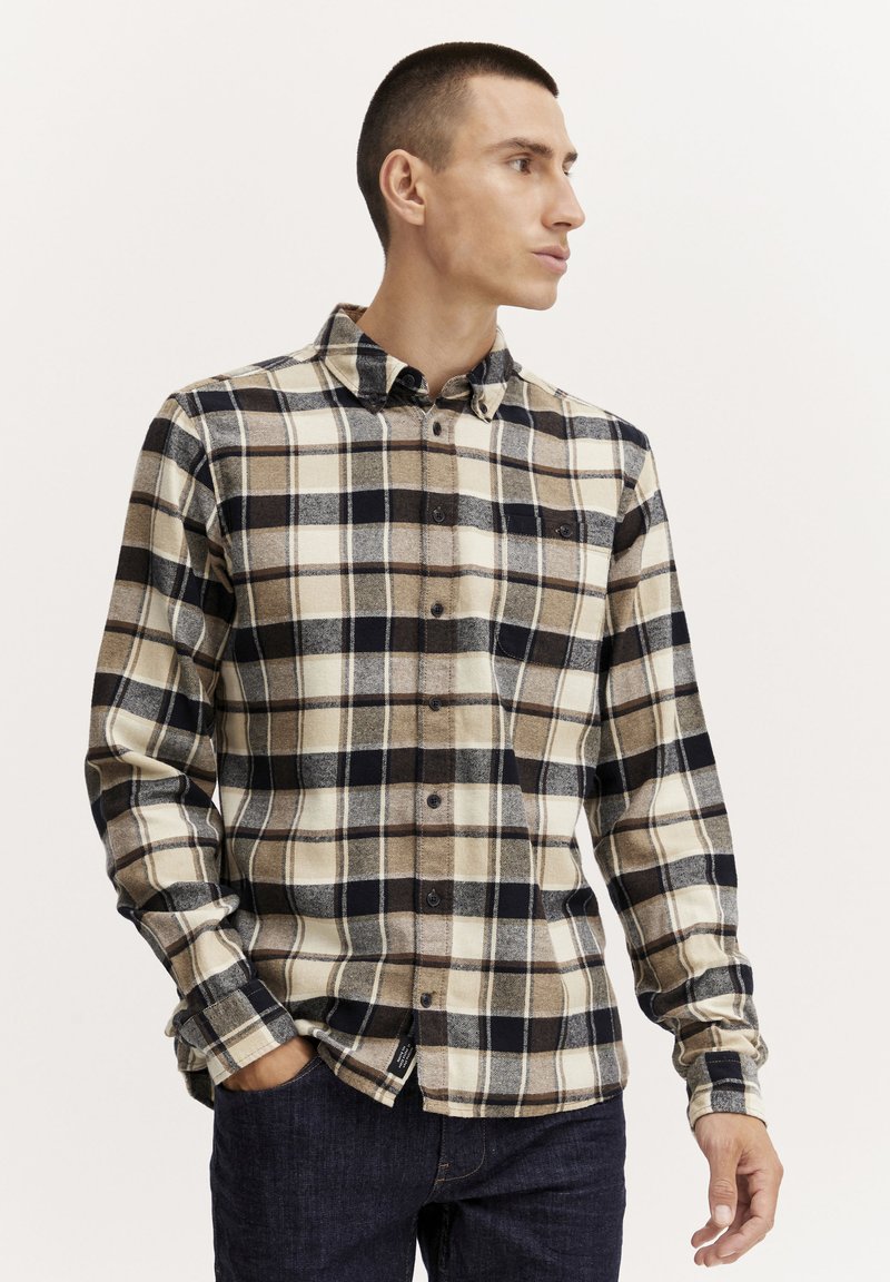 Gecontroleerde flanellen shirt in beige, bruin en marineblauw met lange mouwen, button-down kraag en borstzakdetail. Katoenmateriaal met een zachte textuur.