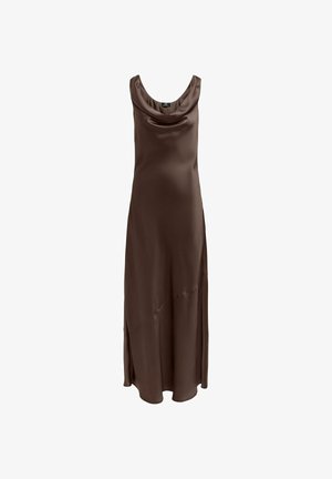 Robe longue en satin marron foncé sans manches avec un col bénitier et des détails de coutures asymétriques.