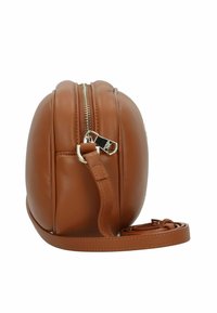 Borsa a tracolla in pelle marrone con forma arrotondata, chiusura con zip e tracolla regolabile. Texture liscia con dettagli di cucitura sottili.