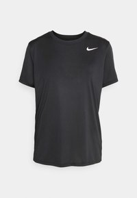 Camiseta atlética negra hecha de un tejido liviano. Presenta un escote redondo y mangas cortas, con un logo de Nike blanco en la parte superior izquierda.