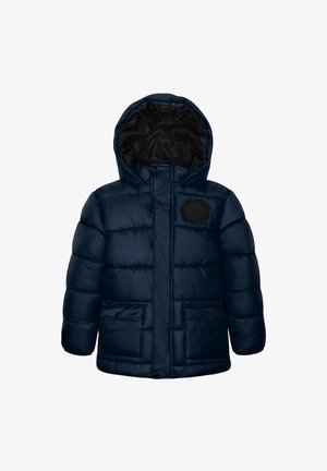 Granatowa ocieplana kurtka zimowa z kapturem, z przodu zapinana na napy, z dwoma kieszeniami na klapki i okrągłą czarną naszywką z logo na klatce piersiowej.