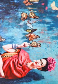 Donna con scialle rosso e fiori rosa nei capelli che tiene una fila di farfalle arancioni, gialle e blu su uno sfondo blu testurizzato.